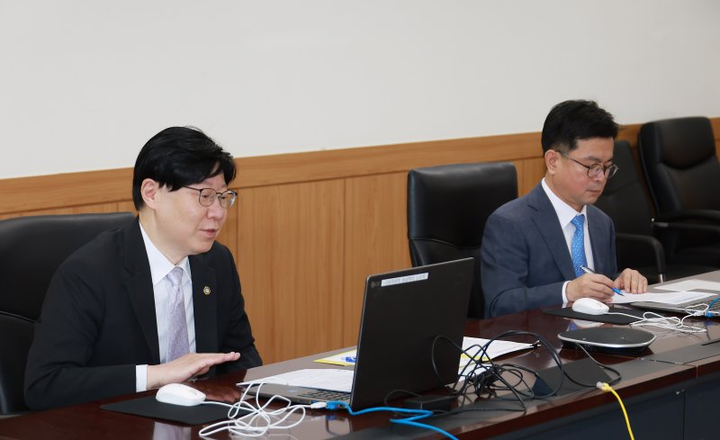 김소영 금융위원회 부위원장이 화상회의하고 있는 이미지