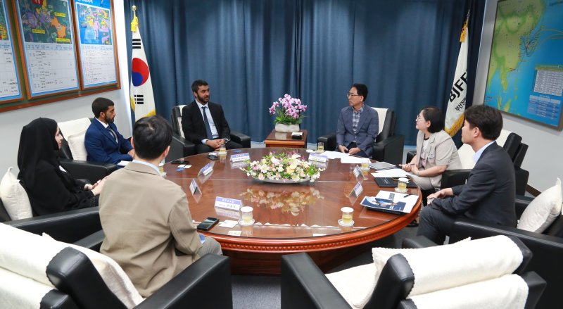 아랍에미리트 KEZAD 그룹의 칼리드 알 마르주키 국제사업개발 부사장 일행이 부산진해경제자유구역청 방문 회의 사진