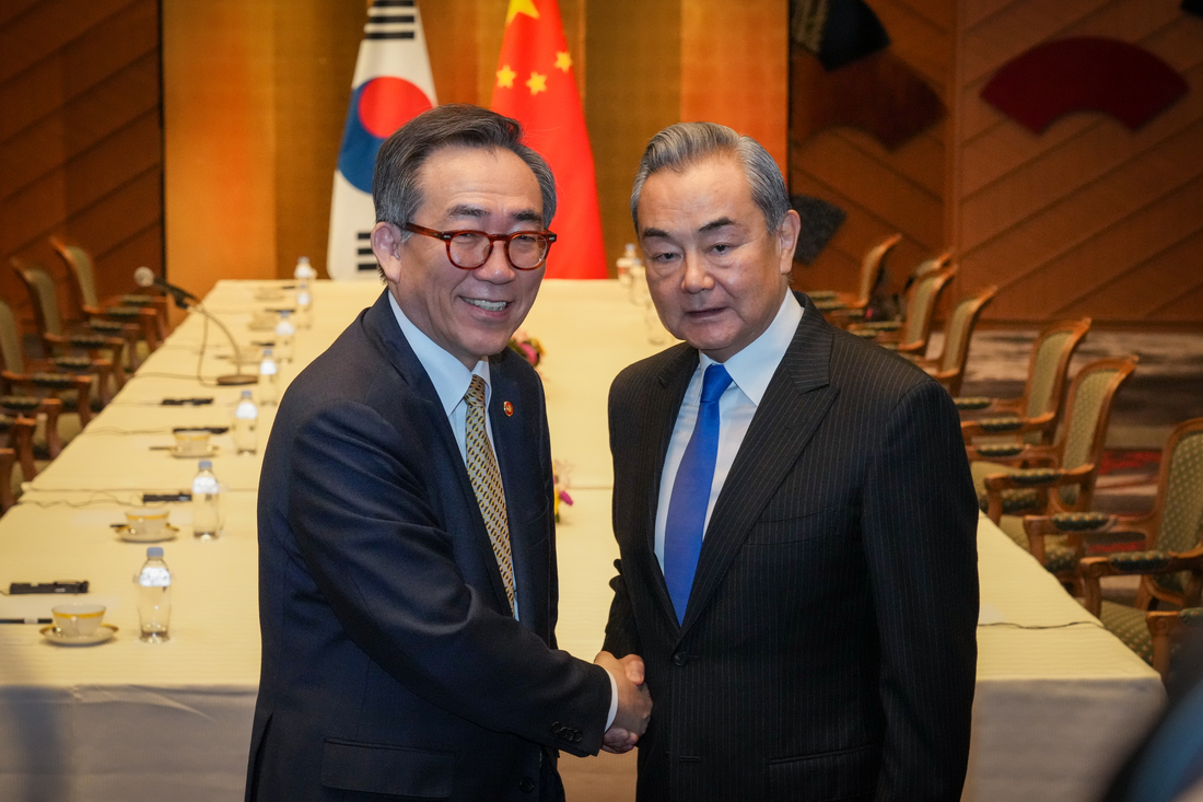 왕이 만나 ‘서해 구조물 갈등’ 꺼낸 조태열 “중국 활동으로 권익 영향 안 돼”