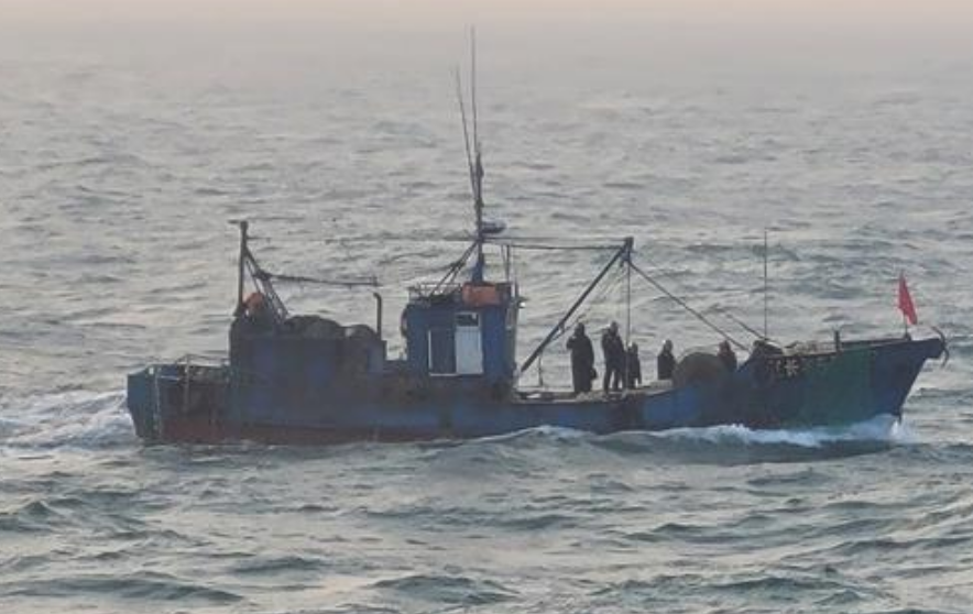 꽃게철 맞아 서해 NLL ‘불법 조업’ 중국어선 기승…하루 190여척