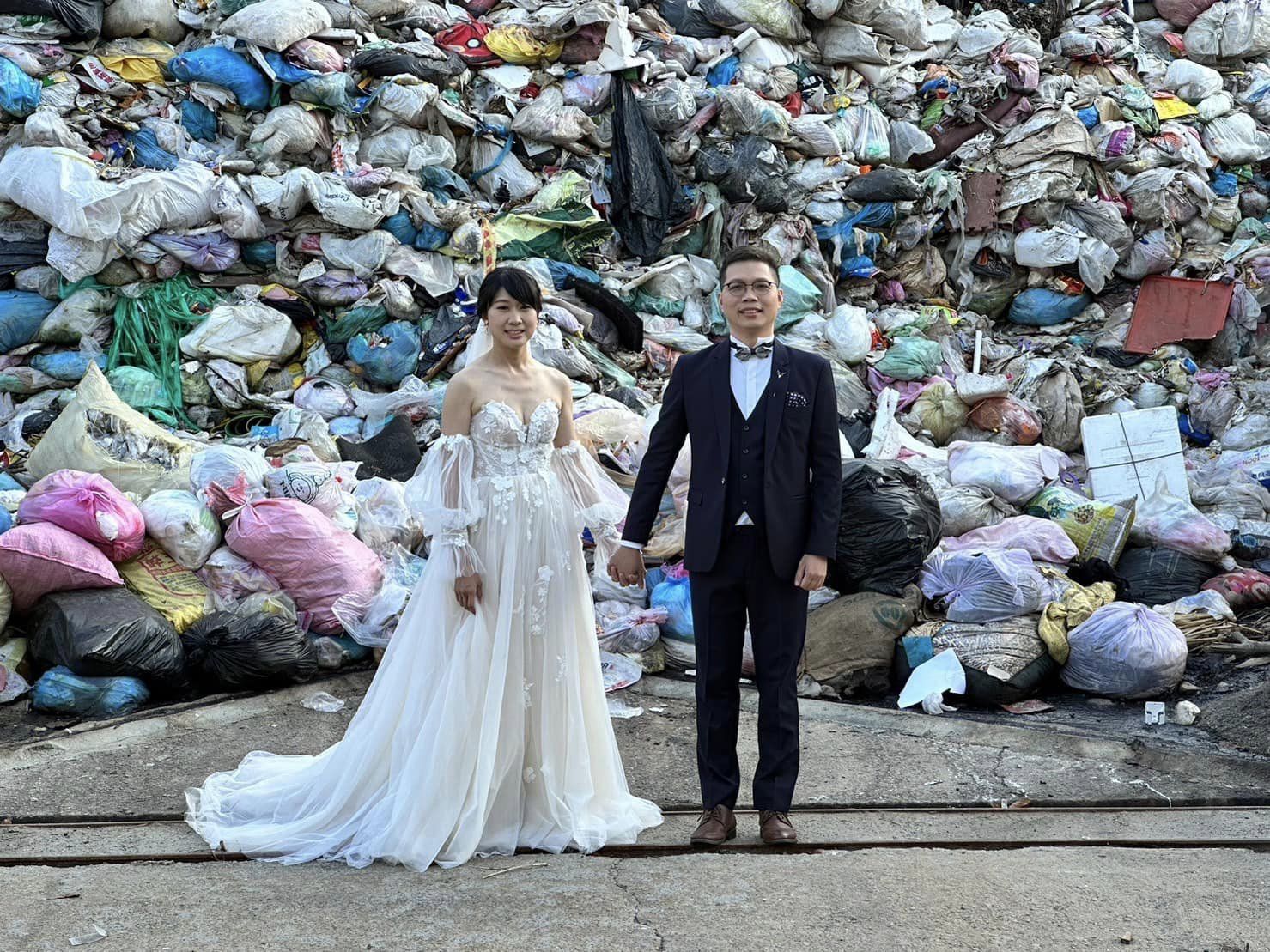 ‘쓰레기 산’ 앞서 맞잡은 두 손... 대만 커플의 이유 있는 웨딩사진