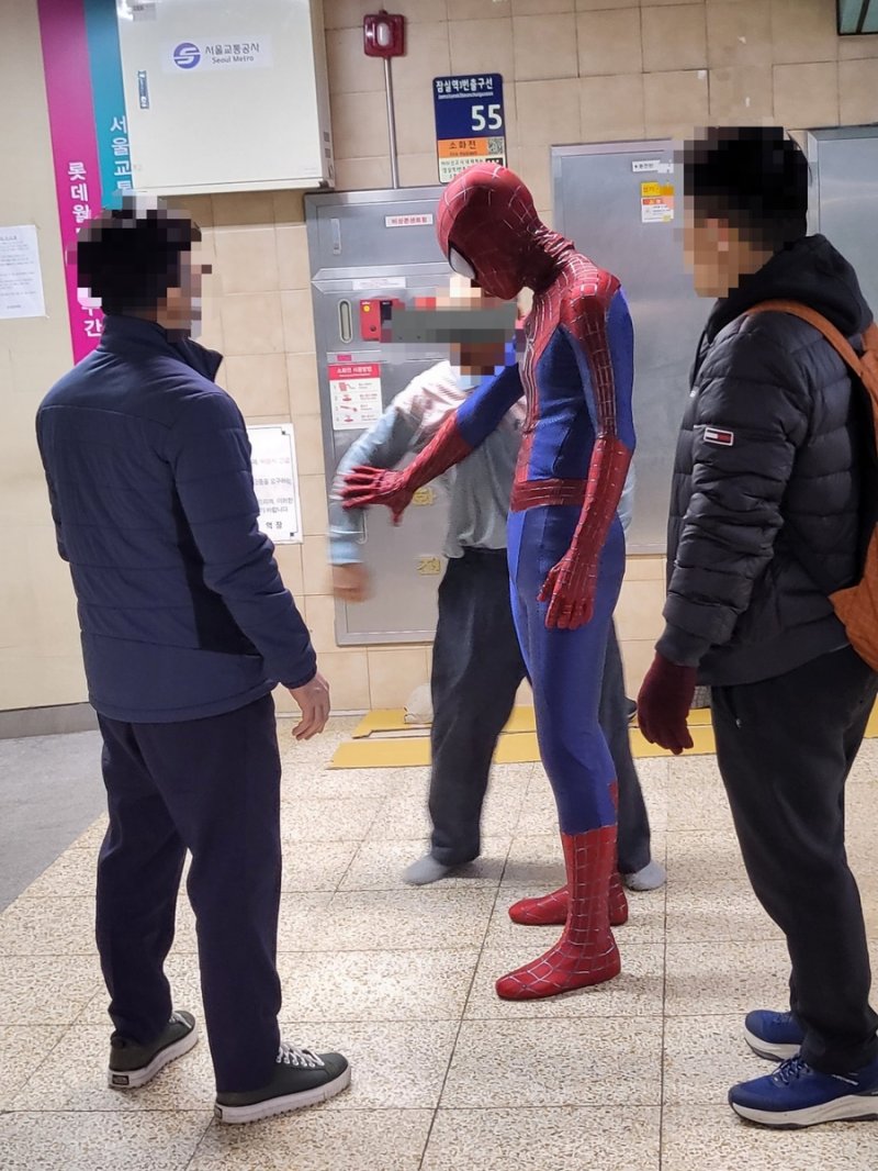 잠실역 스파이더맨 상륙ㅋㅋㅋㅋㅋㅋ