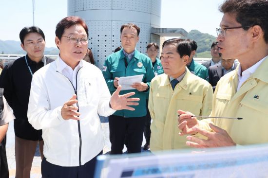 낙동강 첫 조류경보 … 박완수 경남지사, 녹조대응·안전한 수돗물 공급 상황 점검
