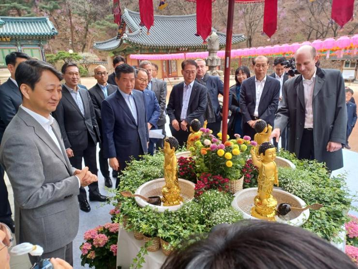 Minister of Trade, Industry and Energy Ahn Duk-geun joins foreign company CEOs in Jingwan Temple
