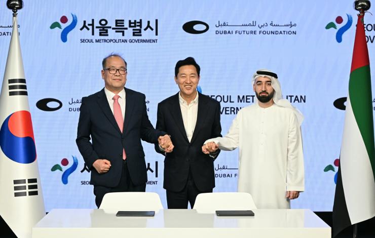 Seoul Mayor Oh Se-hoon poses with Abdulaziz Aljaziri and Lee Hae-woo